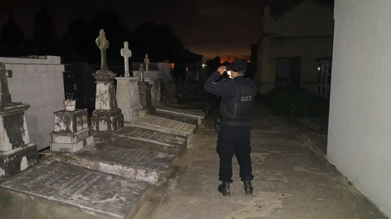 Encontraron en un mausoleo al hombre que se había fugado de la comisaría de Pilar - 2