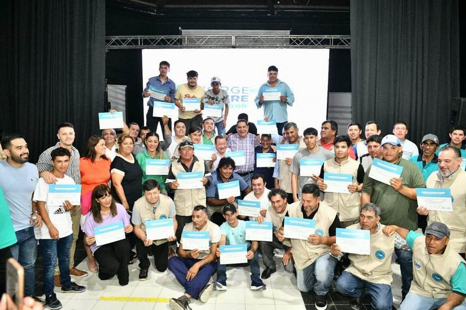 Jofré entregó certificados en la Escuela de 
Choferes Municipales de Máquinas Viales