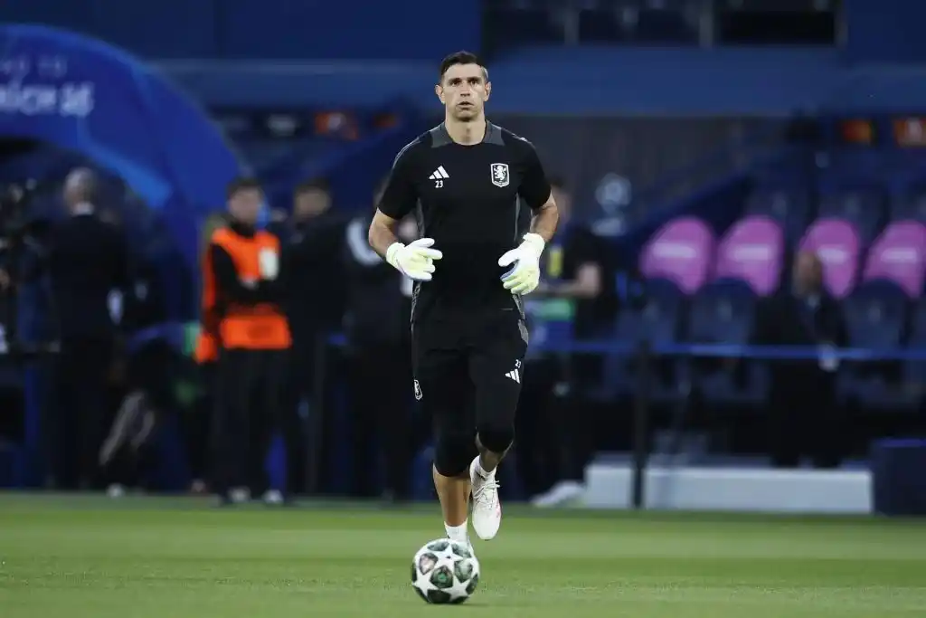 Emiliano Martínez se lesionó en el calentamiento previo al partido.