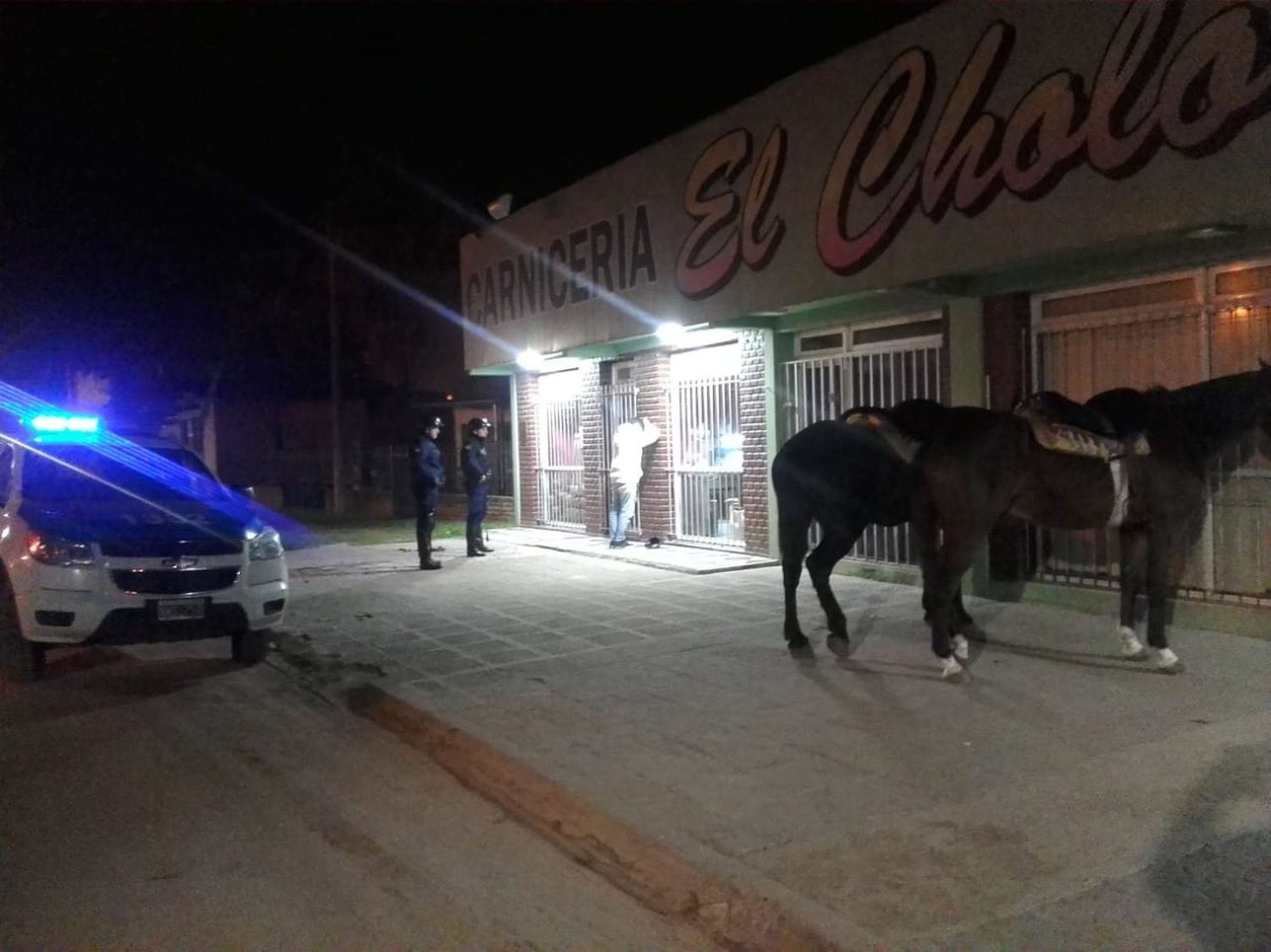 Dejó abandonado a su amigo y lo detuvieron por tener dos porros