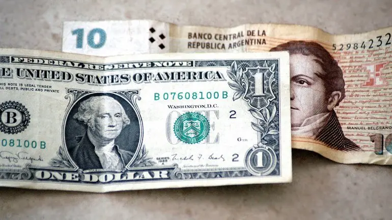 Cotización del dólar: Bajó el oficial y subió el blue 