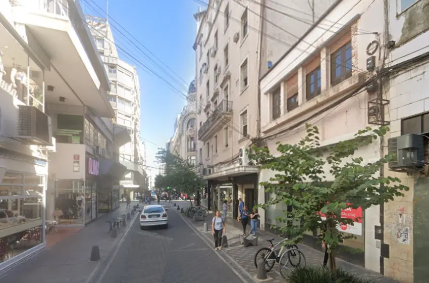 Derrumbe en pleno centro de Rosario: cayó mampostería de un antiguo balcón