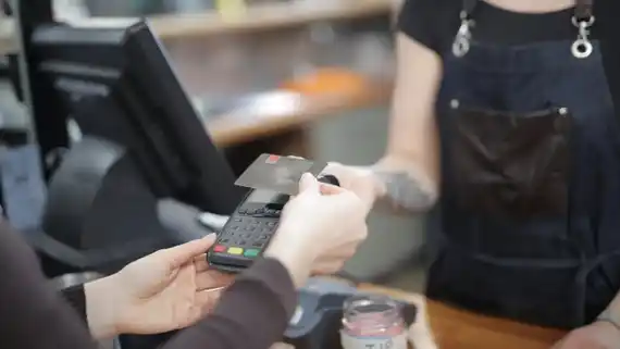 Cómo evolucionó en el último año la deuda con tarjetas de crédito en la Argentina