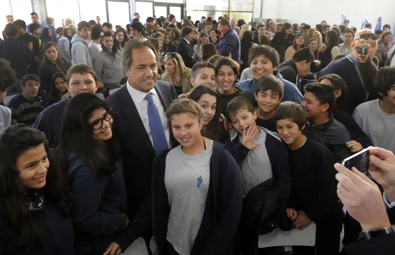 Scioli inauguró obras y entregó aportes sociales en Bahía Blanca