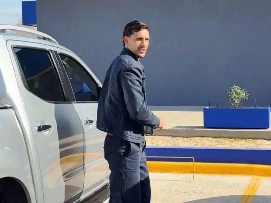 El futbolista llegando ayer a Boca Predio.