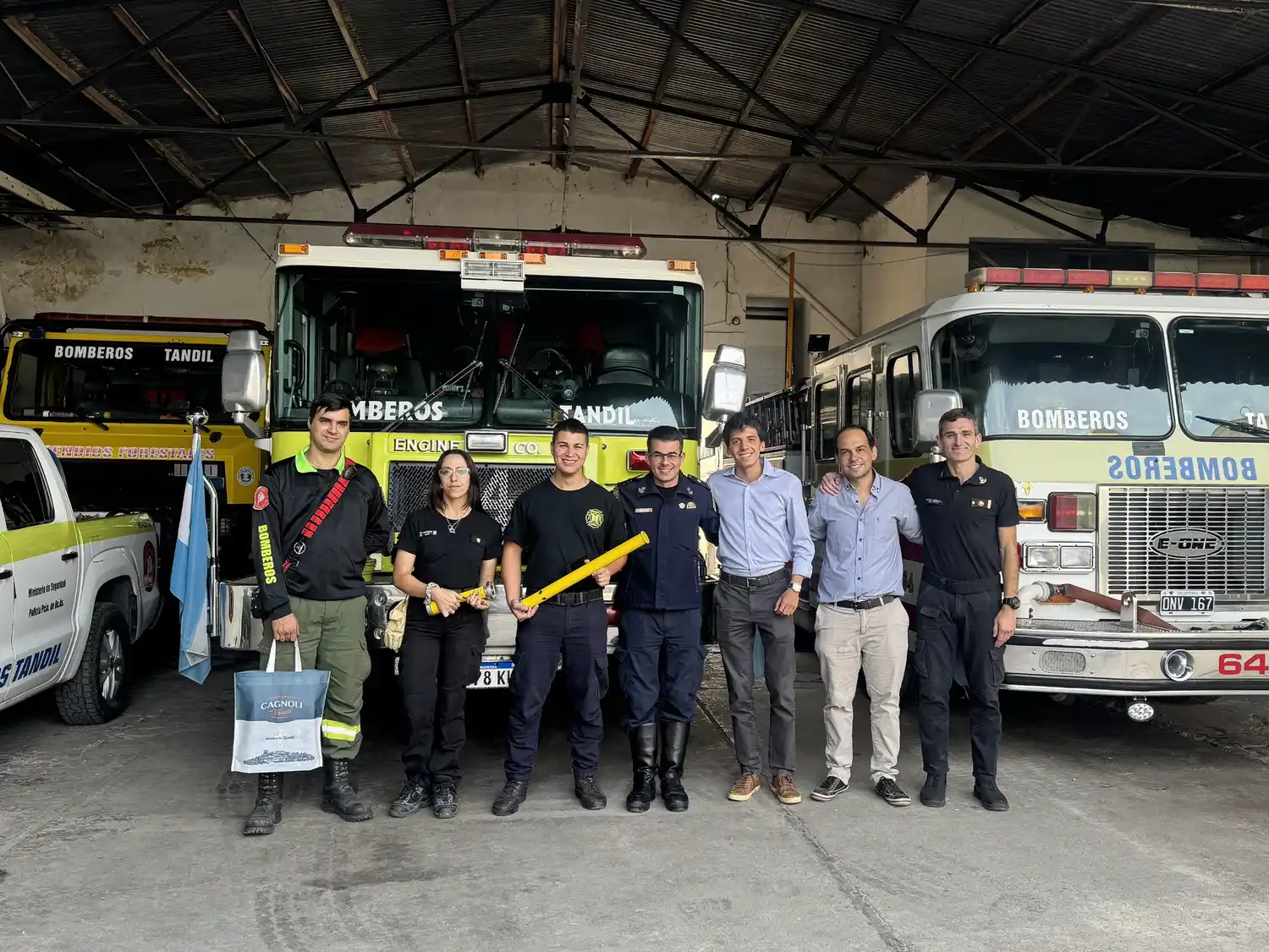 Cagnoli dona equipos de prevención y lucha contra incendios a bomberos de Tandil