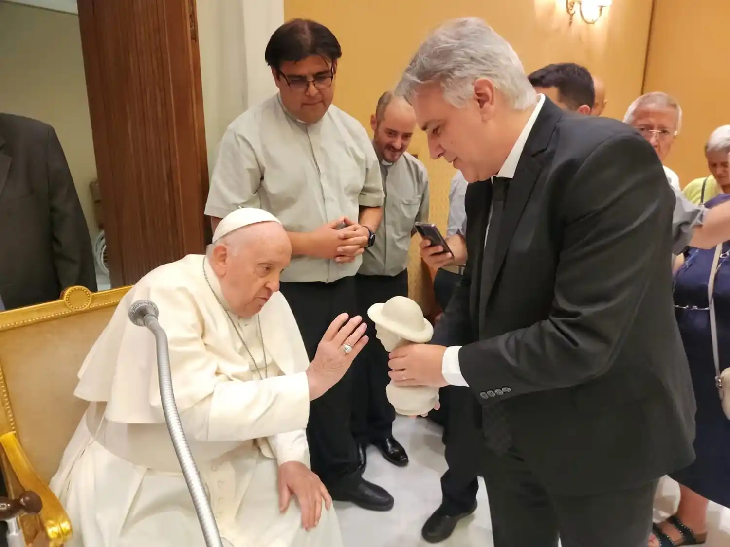 Llaryora, en su encuentro con Francisco.