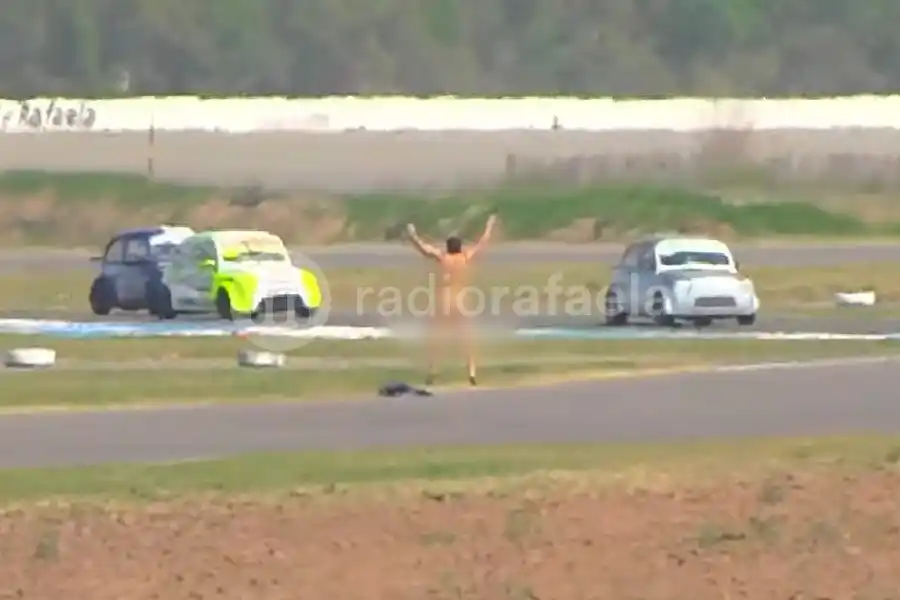 VIDEO | ¿Perdió una apuesta?: un fanático se desnudó en plena carrera de TZ en Rafaela