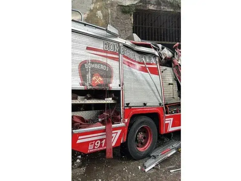 Un camión de bomberos chocó contra la ex cárcel de Caseros tras impactar con un colectivo - 1