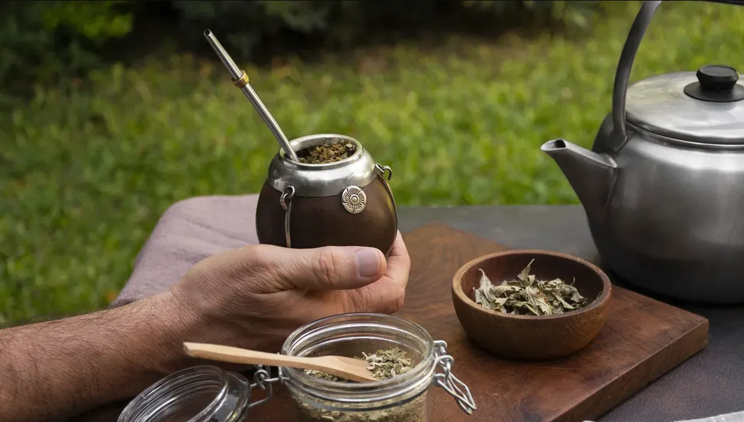 El acto de tomar mate es mucho más que beber una infusión: es un ritual social.