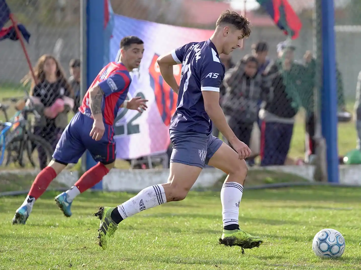Goleador. Martínez Kressi, con control de balón
