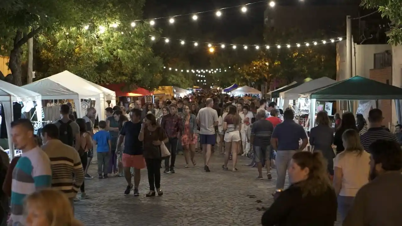 La calle Alem volvió a transformarse en un paseo para la familia
