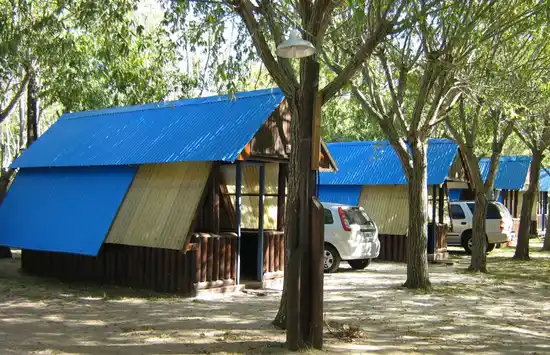 Verano 2026 en La Costa: Cuánto sale acampar, alojarse en dormis o cabañas