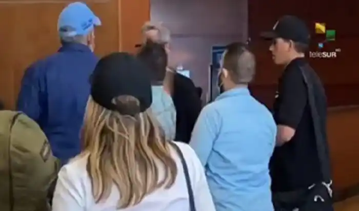 ¡QUÉ PENA CON LA VISITA! Américo de Grazia es agredido por candidato de la MUD antes de reunión con la UE