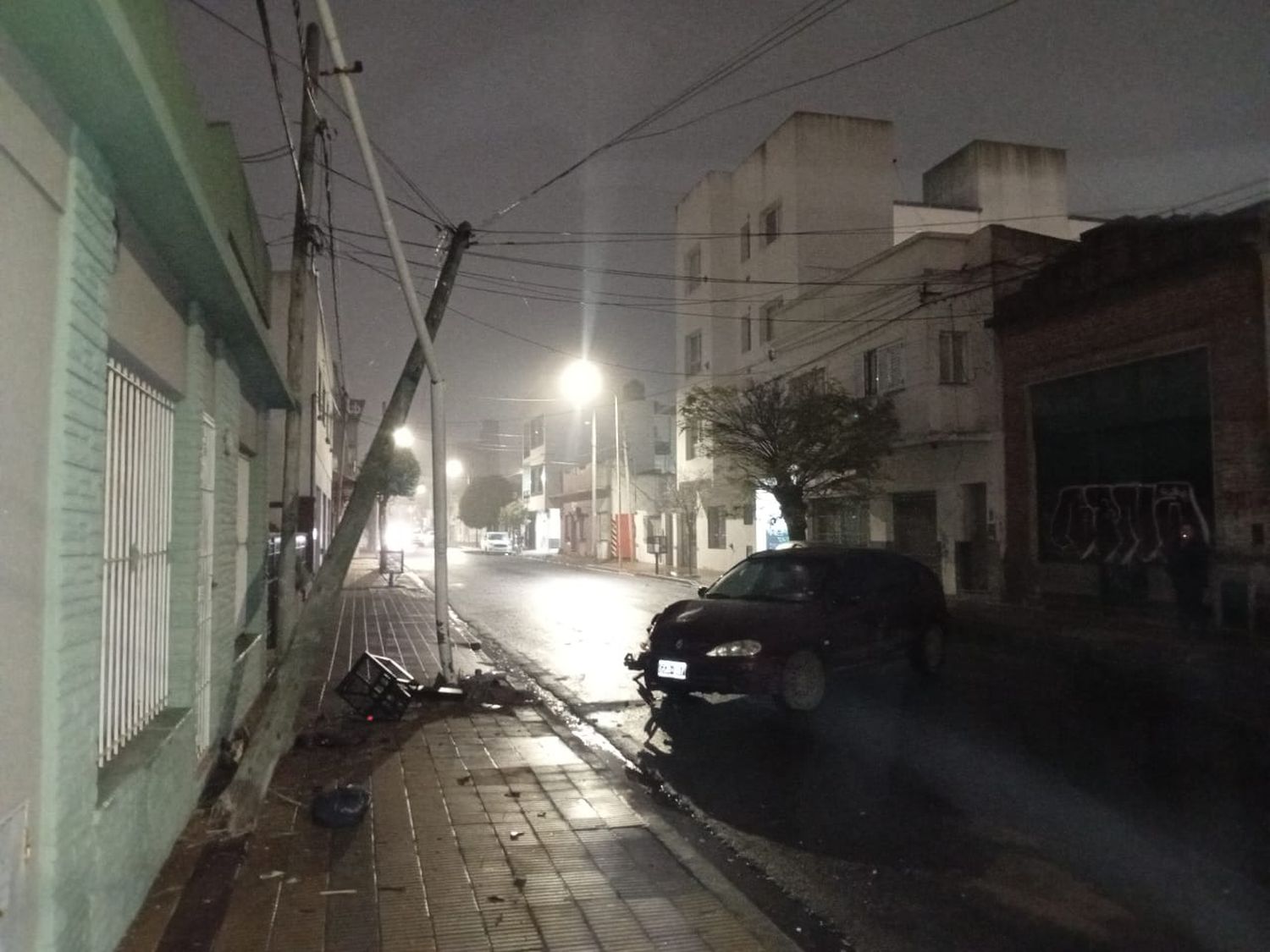 Perdió el control de su auto e impactó contra un poste eléctrico en 9 de Julio al 1200