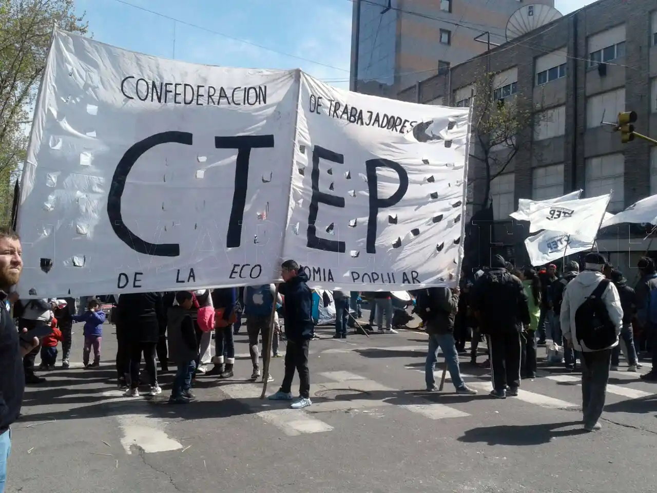 Organizaciones sociales se movilizan frente a la comuna