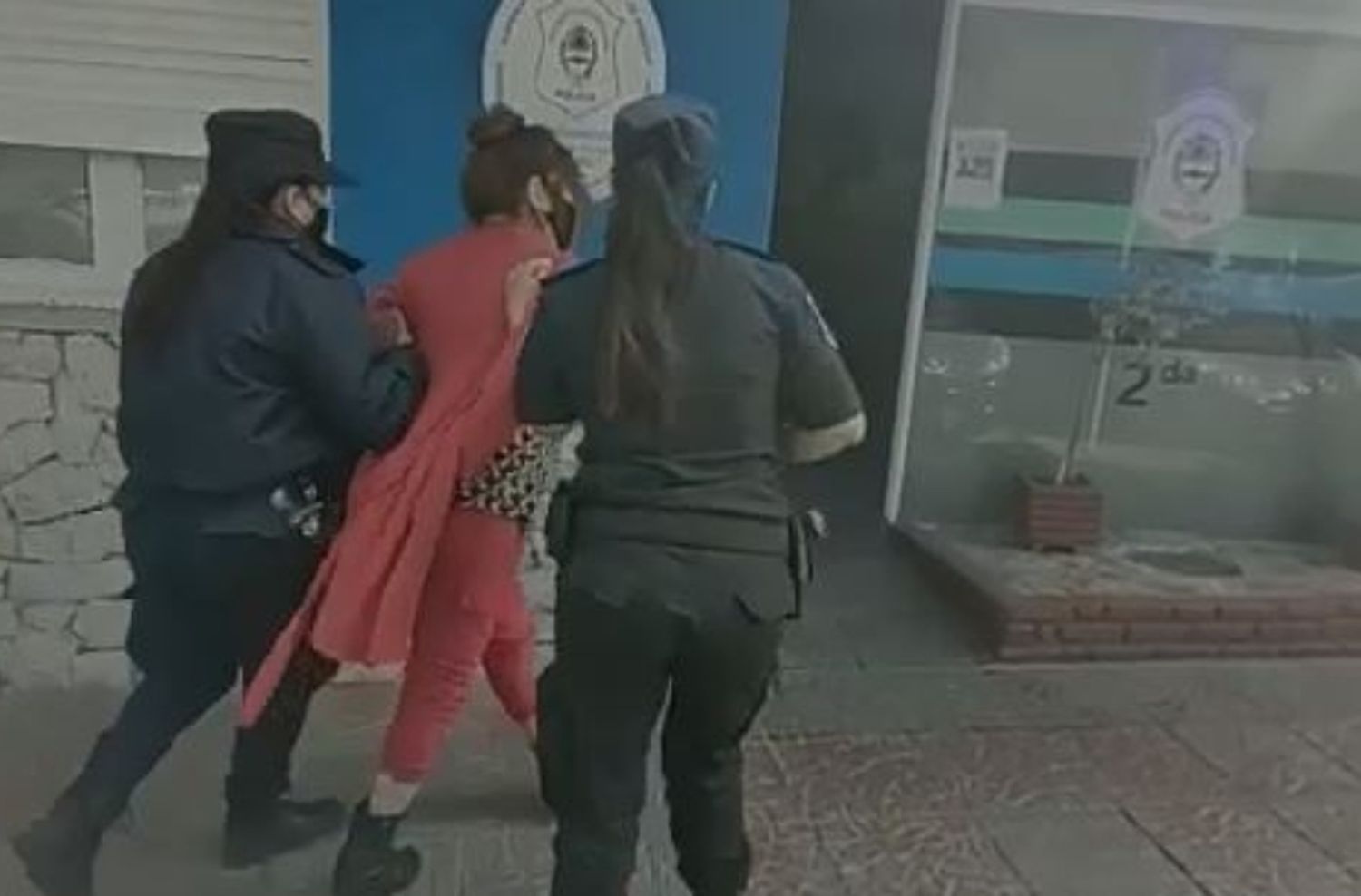 Una señora le robó $100 a un alumno de la Primaria 31