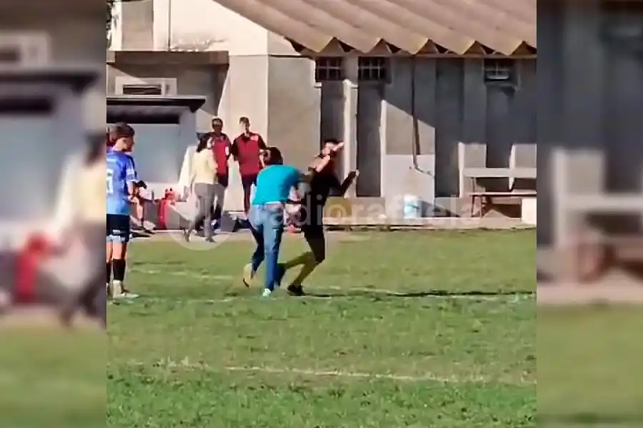 VIDEO | Una mujer atacó y golpeó al árbitro en un partido de inferiores en Felicia