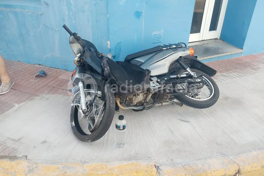 Confusa situación terminó con un joven inconsciente y una moto destruída