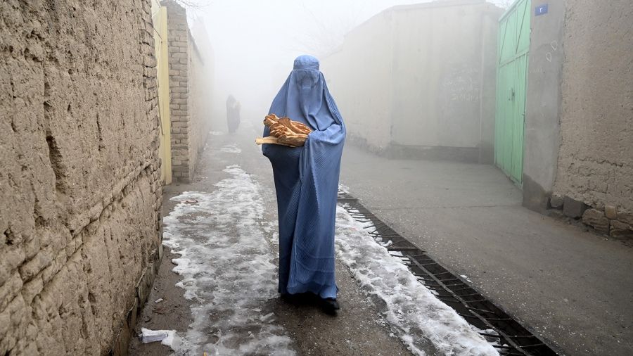 Un año del regreso de los talibanes: "muerte social" para las mujeres y crisis humanitaria