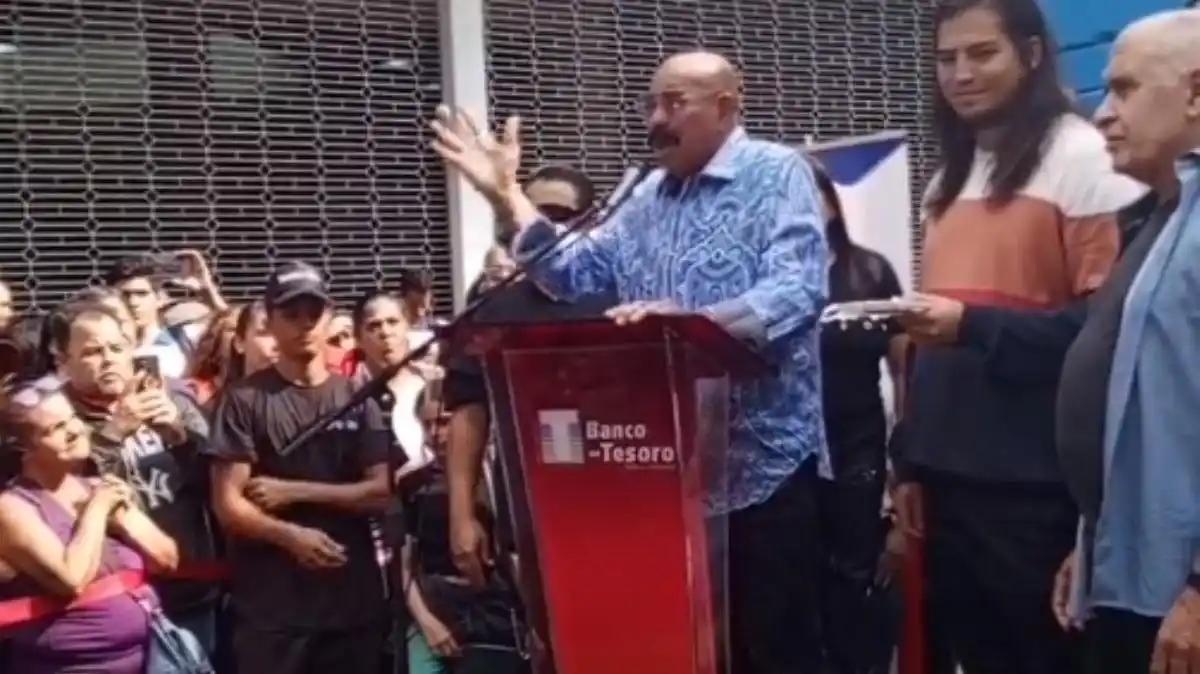 Óscar D’León inauguró y firmó un mural en su honor en la estación del Metro de Chacao