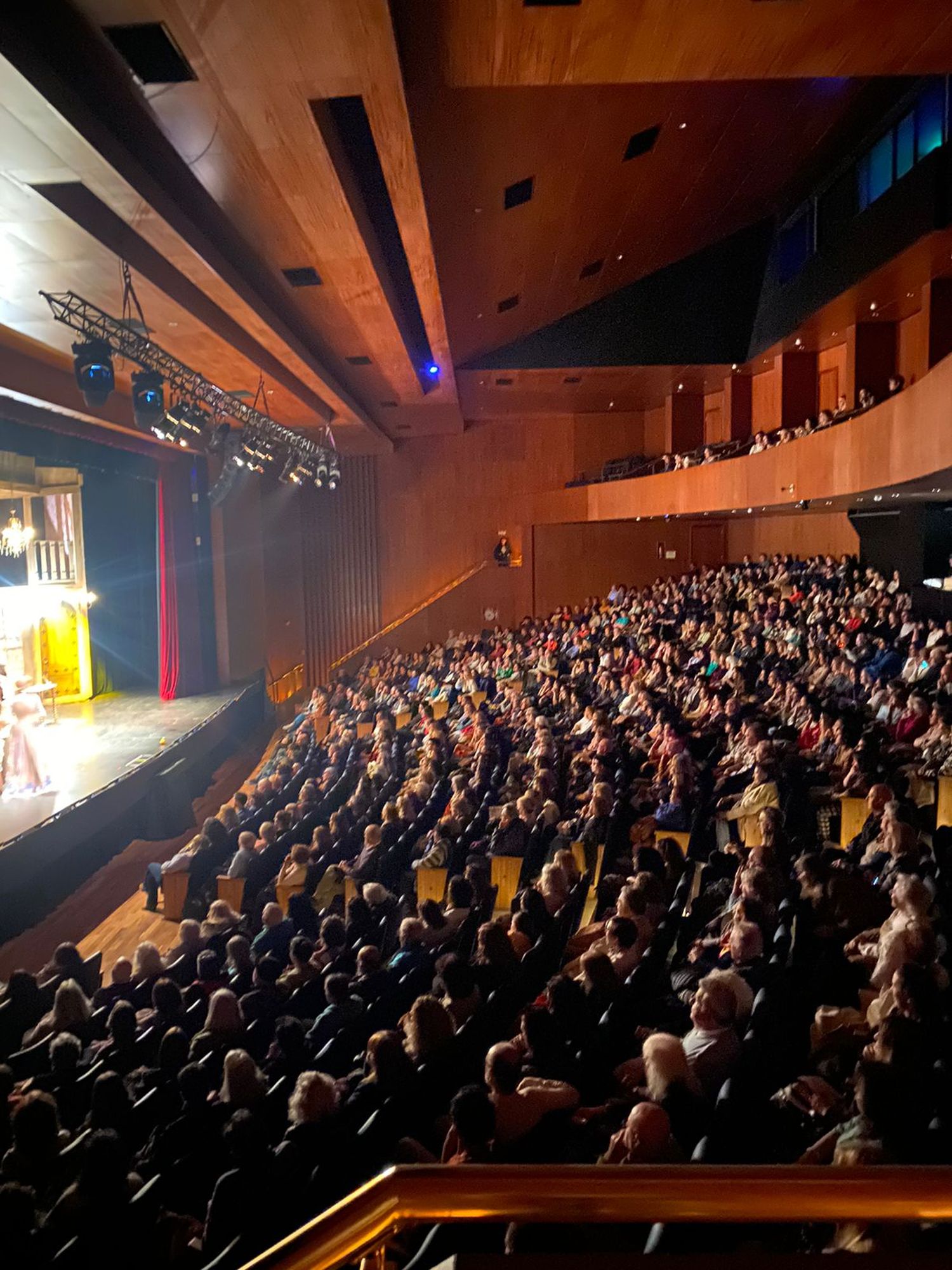 Con más de mil espectadores, Cyrano calentó el Tronador en la previa al estreno