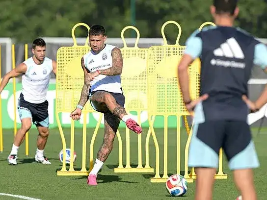 Una imagen de la práctica del seleccionado en Kansas.