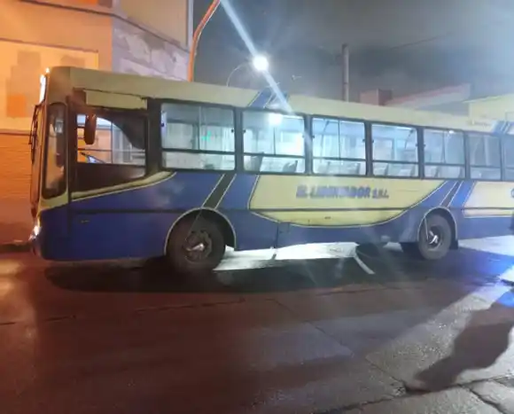 Accidente fatal: un motociclista murió tras chocar con un colectivo