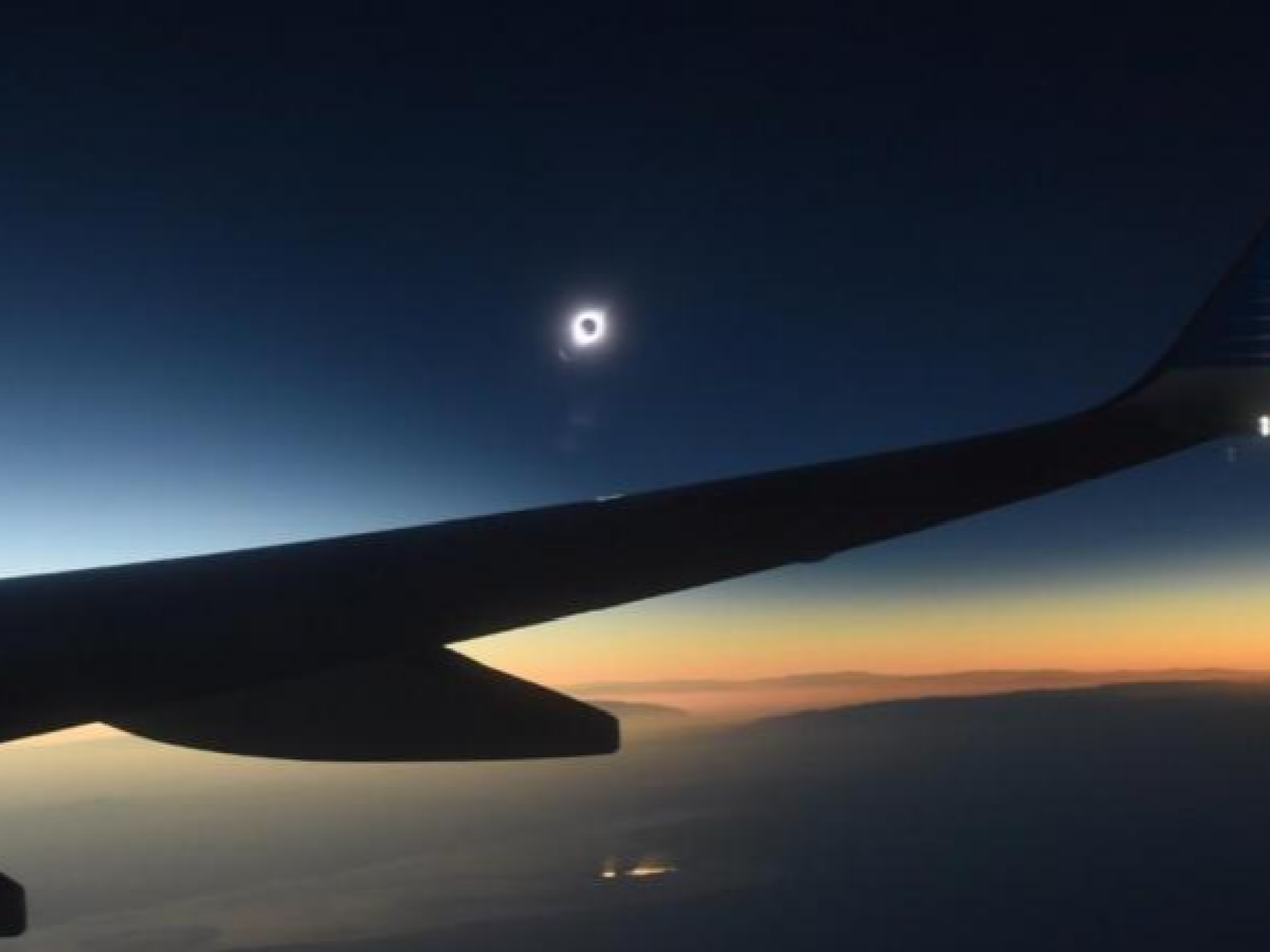 Un ángulo único del eclipse: lo vieron desde un vuelo de Aerolíneas