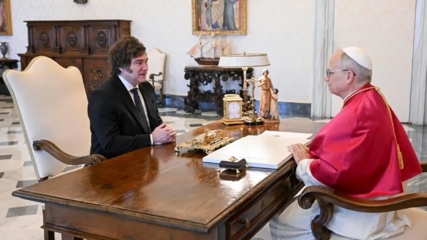 Javier Milei y el papa León XIV.