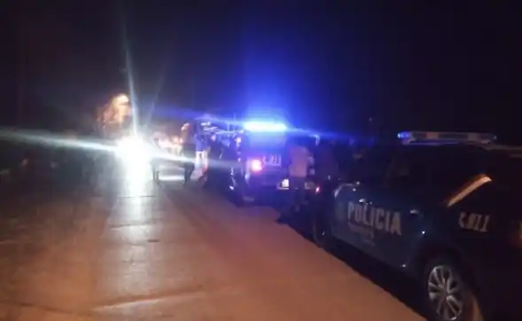 Personal policial e investigadores trabajan en la escena del suceso.
El Litoral