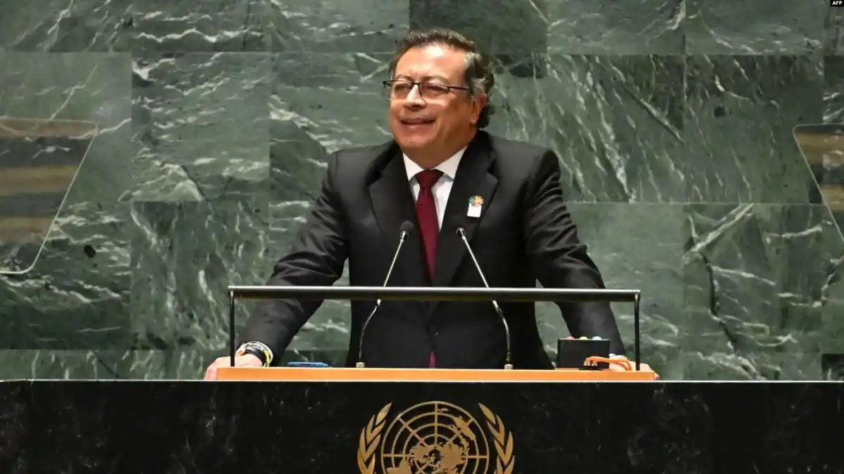 Petro ordena suspender operaciones contra guerrilleros que negocian la paz en Colombia