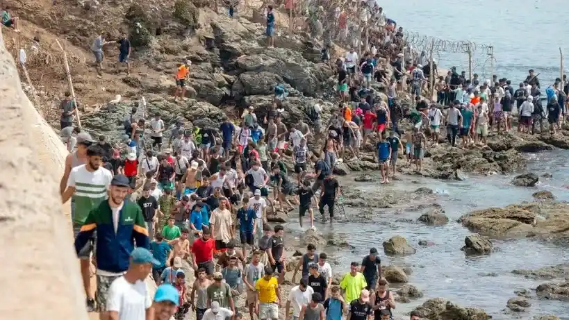 Oleada migratoria en la frontera entre Marruecos y Ceuta.