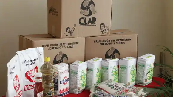 ¡SE FUERON A LOS PUÑOS! Dos vecinas pelean por las cajas CLAP (+VIDEO)