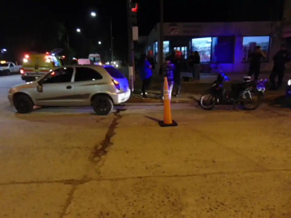 Venado Tuerto: choque entre auto y moto en Quintana y Chapuis