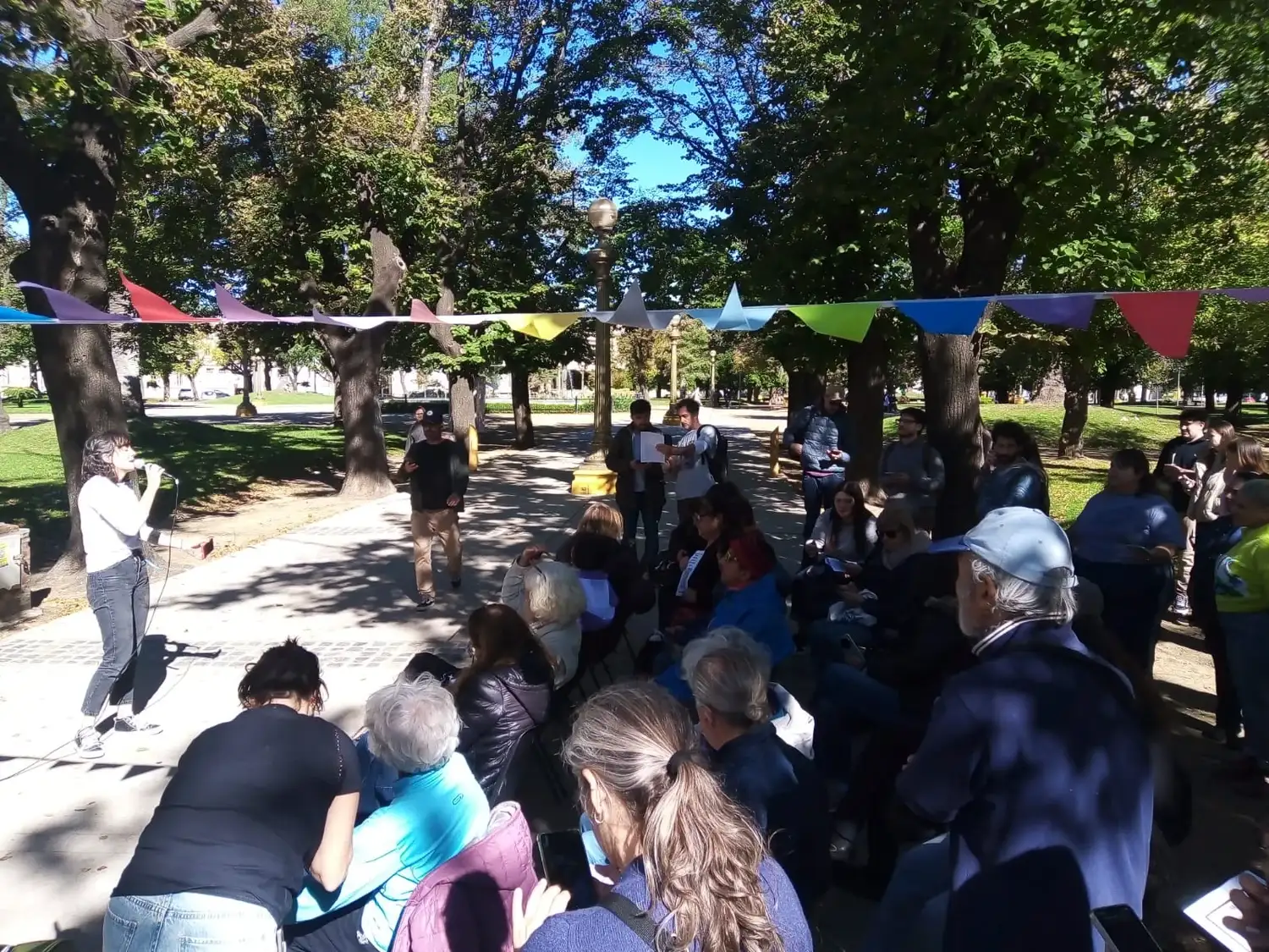 Olla popular y charla en la Plaza Independencia para defender la universidad y la ciencia pública.