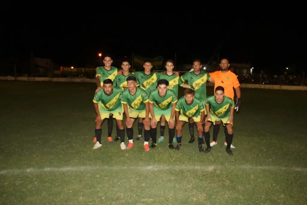 Esta es la formación inicial de Urquiza que se quedó con el clásico del Cuarto Cuartel.