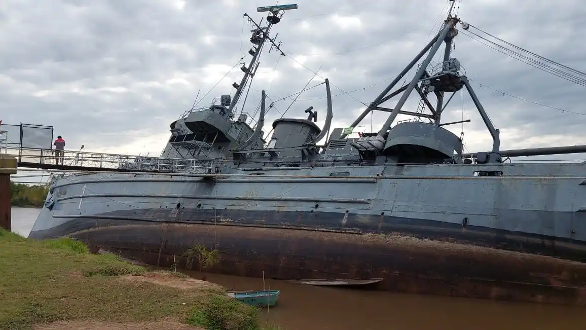 Buque Museo del Río Paraná, otra vez escorado: Buzos trabajan para evitar el hundimiento