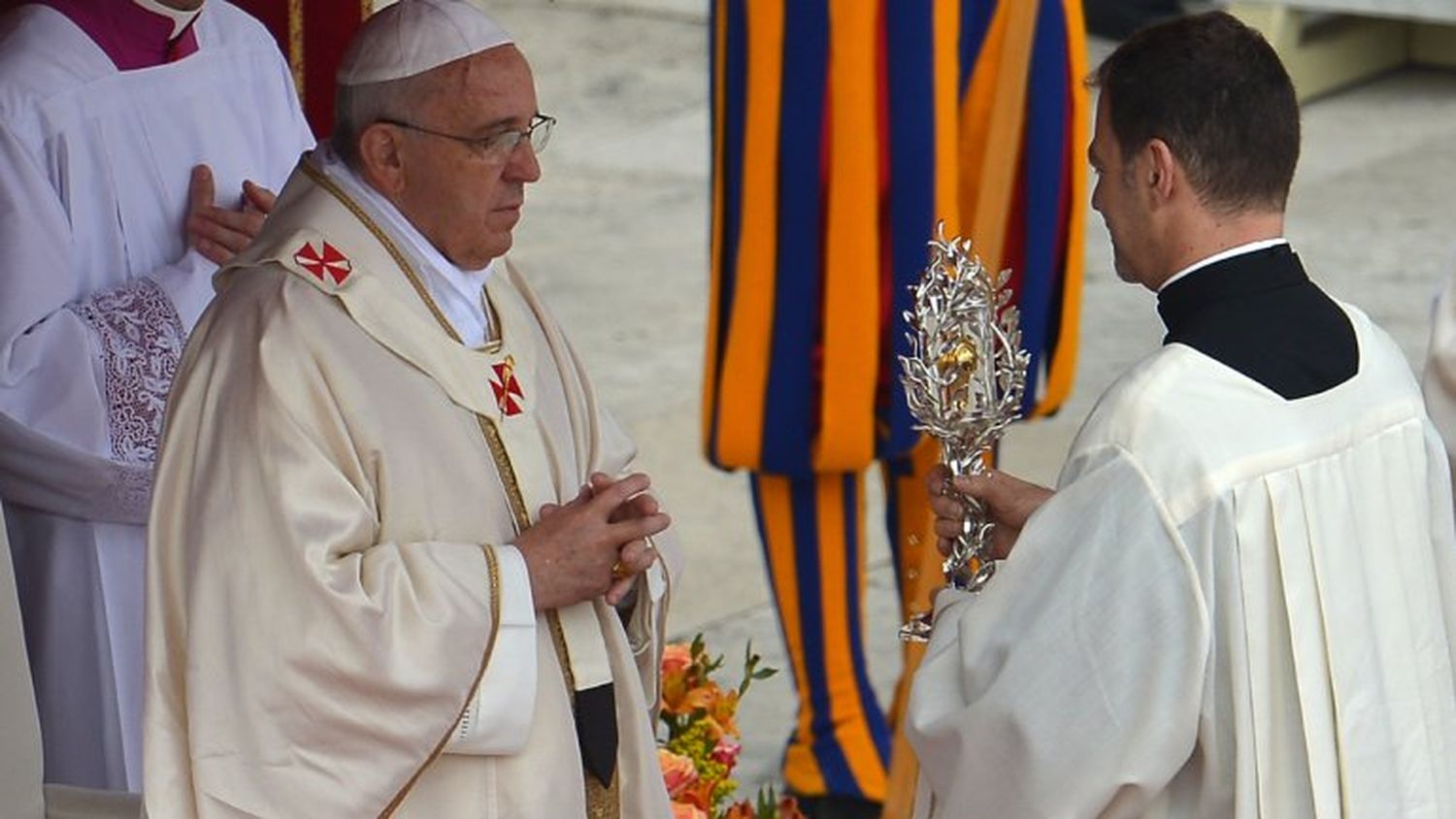 Junto a Benedicto XVI, Francisco proclamó santos a Juan Pablo II y a Juan XXIII 