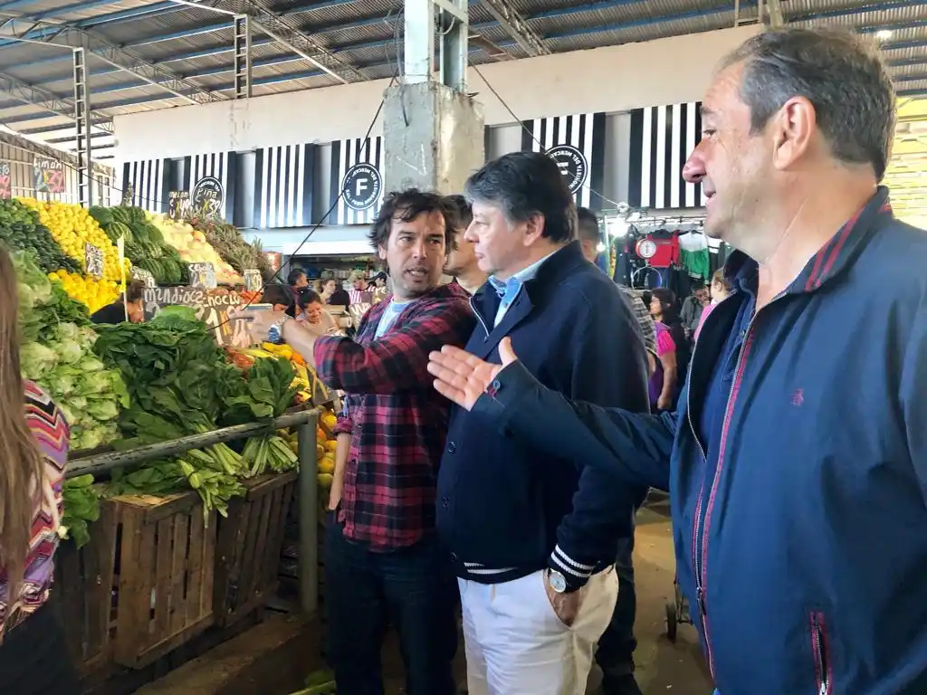 El equipo de Urtubey recorrió el Mercado Central: "Es una de las pocas formas de comprar más barato"