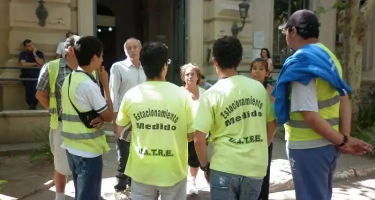 Intiman a Ayudis y preparan el desembarco del modelo La Plata para el estacionamiento medido