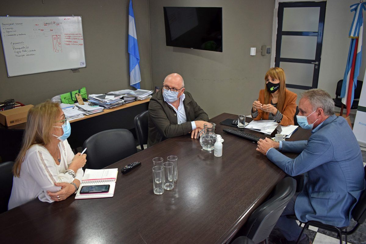 Velázquez recibió al intendente y autoridades sanitarias para analizar el sistema de traslados en la planta urbana de Crespo