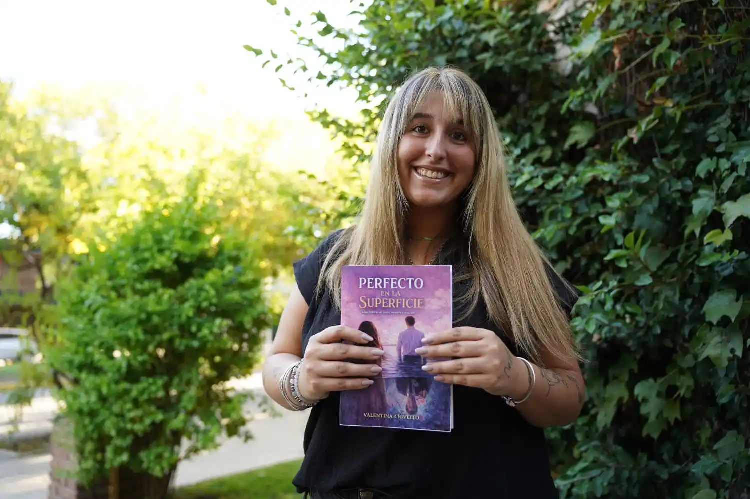 “Perfecto en la superficie” de Valentina Crivello, es uno de los libros en tendencia.