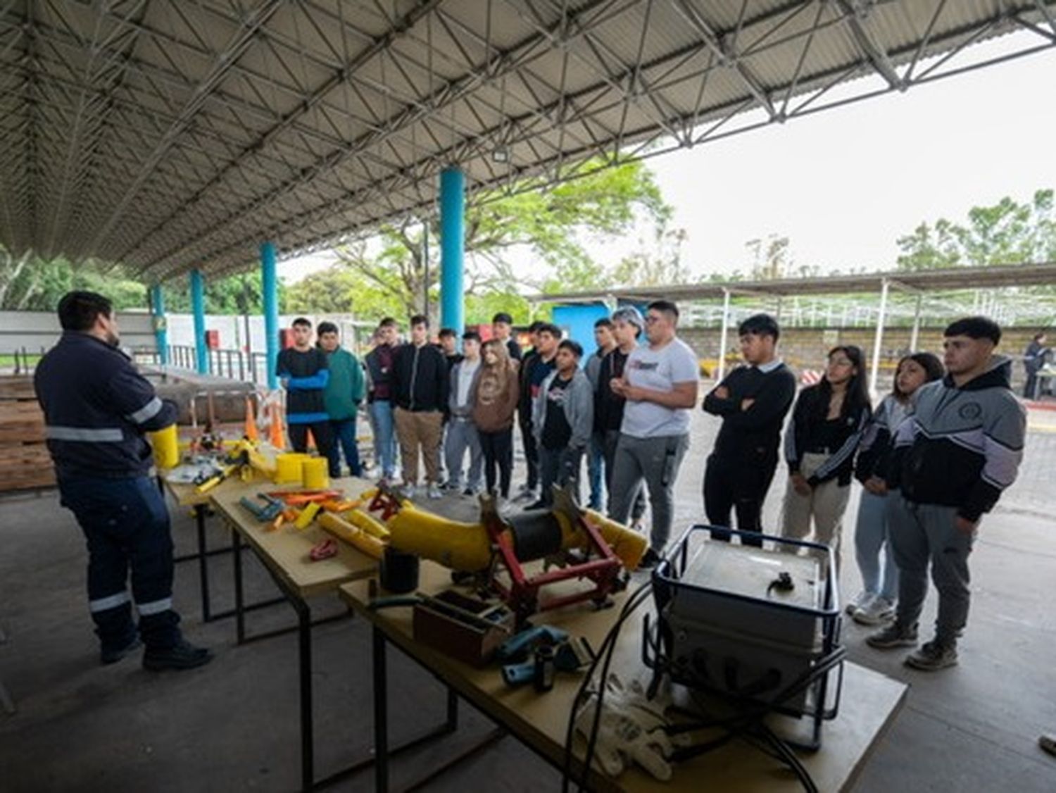 Estudiantes participan de una jornada educativa sobre seguridad en instalaciones domiciliarias de gas, organizada por Metrogas.