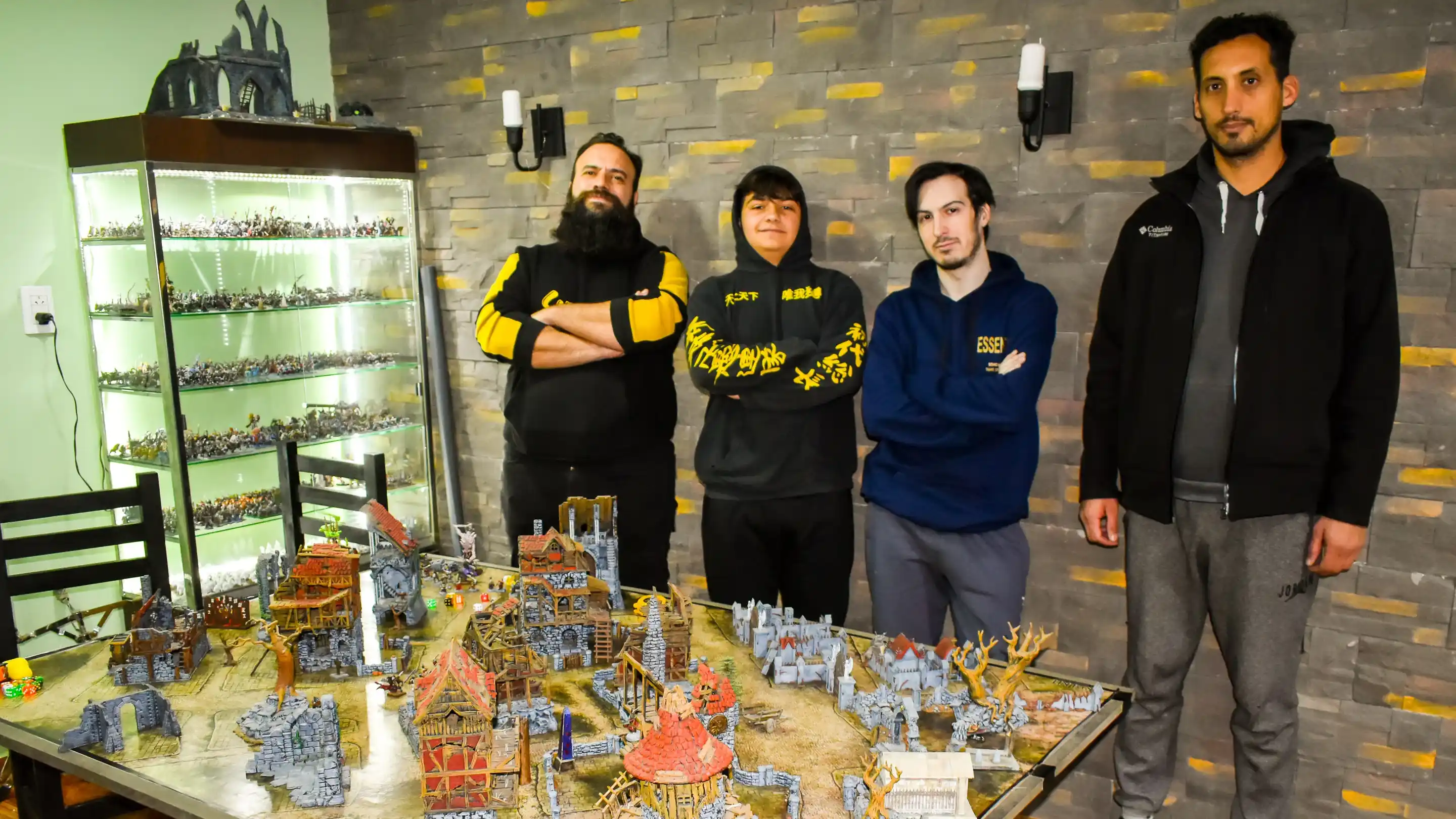 Wargamers rodeados de escenarios y miniaturas pintadas a mano, en el corazón de la cabecera departamental / Javier Galimberti