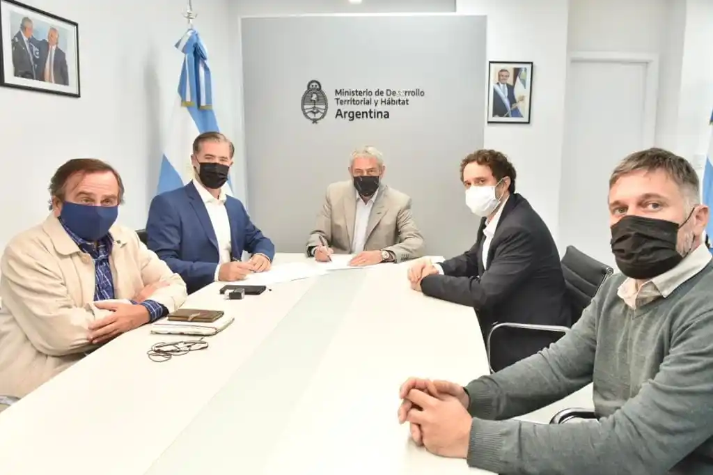 Piaggio firmó el convenio para reanudar la construcción de más de 200 viviendas