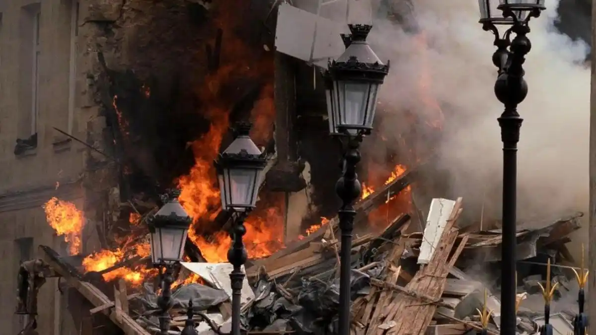 Fuga de gas causa explosión y derrumbe de edificio en París: HAY 29 HERIDOS, 4 DE GRAVEDAD