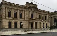Ante el aviso de manifestación, la Municipalidad amaneció vallada
