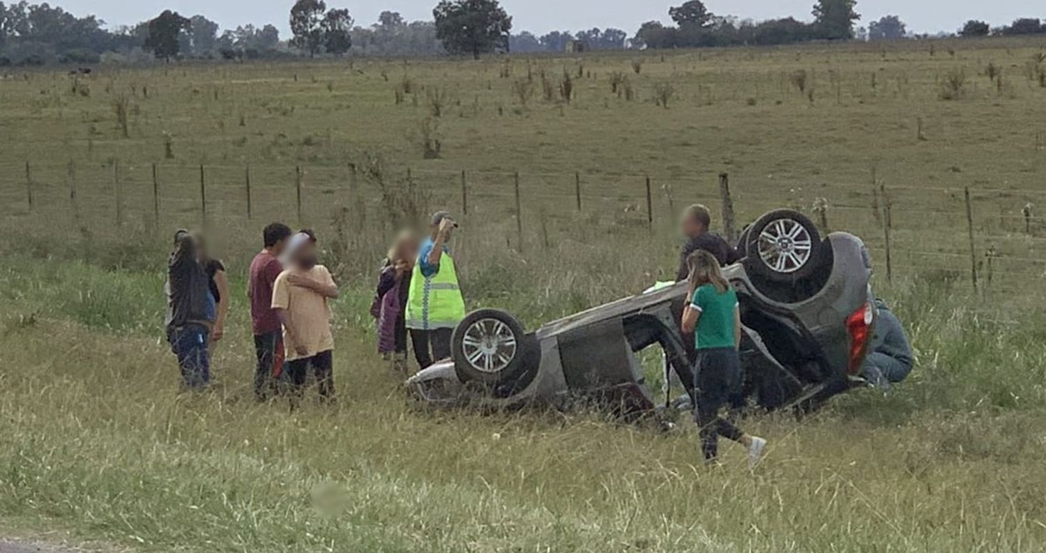 Ruta 2: Quiso escapar de un control vehicular por la banquina y terminó volcando con su auto a la altura de Chascomús
