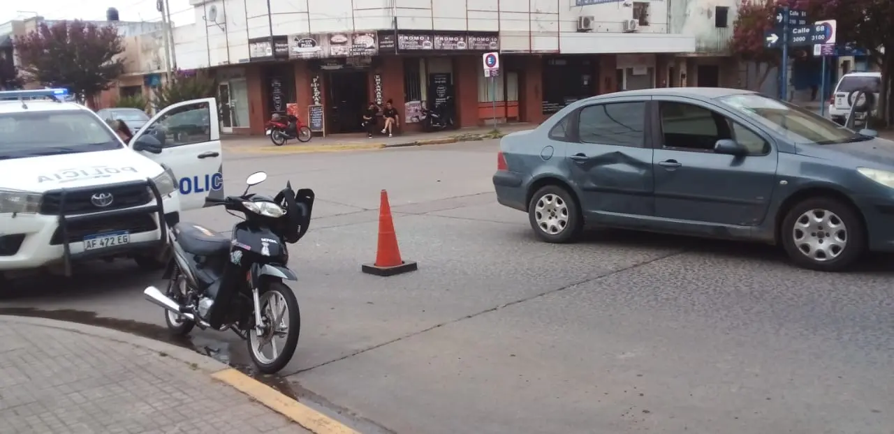 Dos personas heridas tras un choque entre una moto y un auto en 61 y 68